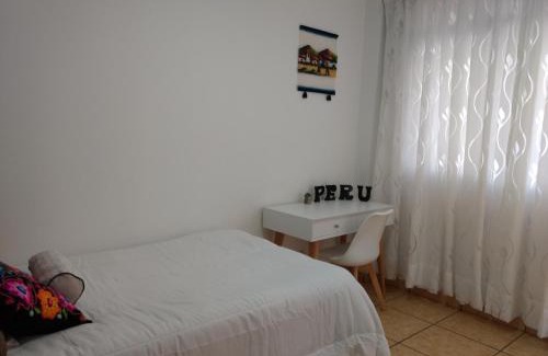 Santiago de Surco House | HABITACIÓN ALBORADA 1 con baño privado