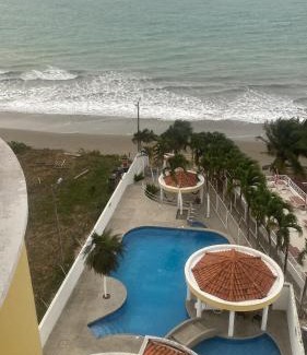 Tonsupa House | Habitación con baño privado vista al mar