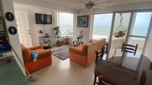 Tonsupa House | Habitación con baño privado vista al mar