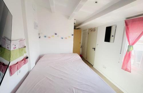Caudiel House | Habitación con baño y cocina