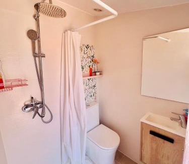 Caudiel House | Habitación con baño y cocina