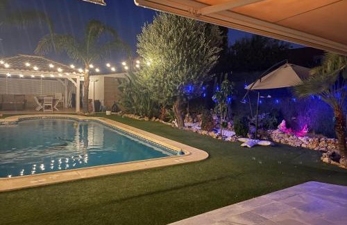 San Vicente del Raspeig House | Habitación con baño privado frente a la piscina, máximo 2 Personas, no es la casa completa