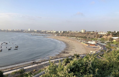 Chorrillos Condo | Habitación frente a la bahía de lima, frente al mar de Chorrillos.