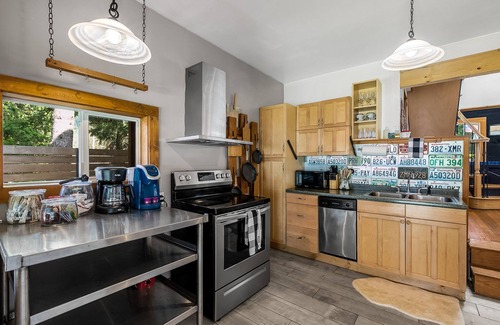 Skykomish House | Hadley's Hideaway -Cottage w/hot tub, fenced yard close to hikes & Stevens Pass ski hill
