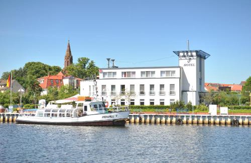 Ueckermuende Hotel | HafenHotel PommernYacht