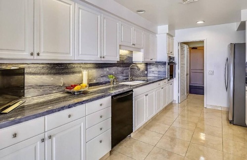 Waialae Iki Condo | Hale Moana~Beachfront