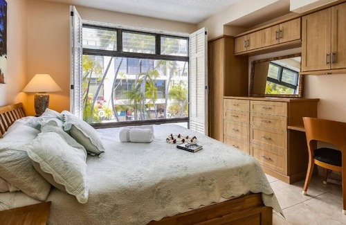 Waialae Iki Condo | Hale Moana~Beachfront