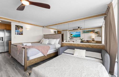 Waikiki Apartment | Hale Nalu Waikīkī Studios Ocean View King Size Bed