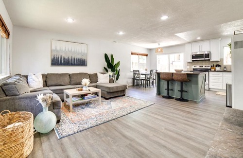 Al Tahoe House | half Mi to Lake Tahoe Pet-Friendly Cabin