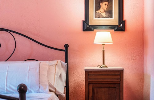Zona LVIII Prima Porta Bed & Breakfast | Half Moon Room in Domus Anson Silj, your stay in an oasis of tranquility