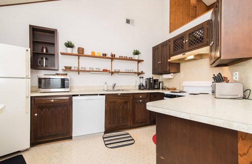 Berkeley Springs House | Half Round- A Quiet Mid-Century Modern Cabin