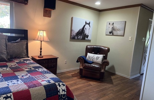 Keller Resort | Hallelujah Hideout Urban Oasis~Sparkling Pool and Hot Tub