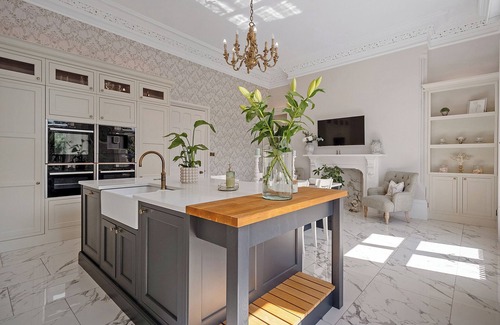 Alfreton House | HALLFIELD HALL, pet friendly, with hot tub in Higham, Derbyshire