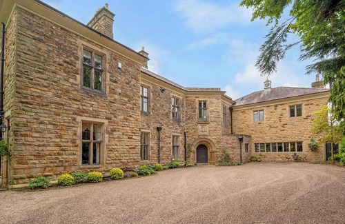 Alfreton House | HALLFIELD HALL, pet friendly, with hot tub in Higham, Derbyshire