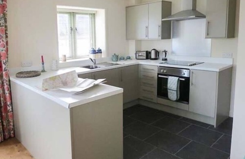 Boraston Cottage | HAM'S HOUSE, romantic, with open fire in Milson
