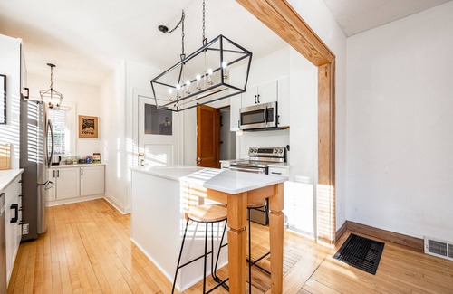 University Heights House | Hamilton House, Steps to Kinnick And UI Hospital!