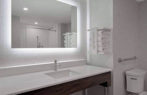 Brampton Hotel | Hampton Inn by Hilton Brampton Toronto