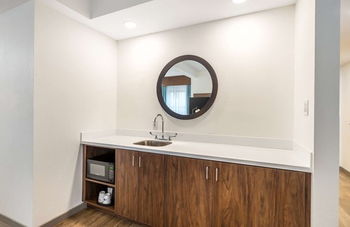 Southern Estates Hotel | Hampton Inn by Hilton Petersburg Ft. Gregg Adams