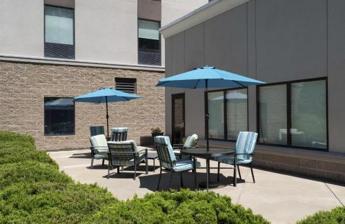 Kingmont Hotel | Hampton Inn Fairmont