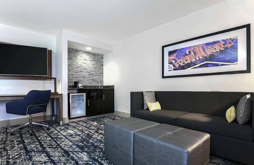 Waller Creek District Hotel | Hampton Inn & Suites Austin Downtown