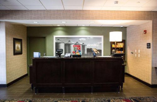 Bismarck Hotel | Hampton Inn & Suites Bismarck Northwest
