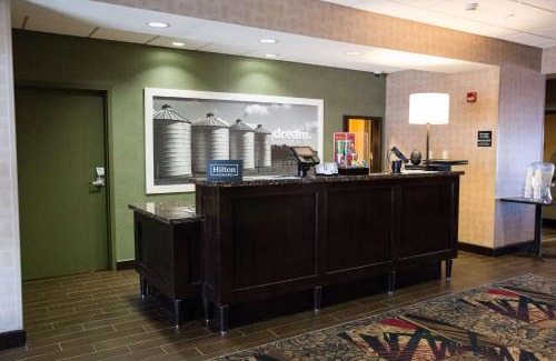 Bismarck Hotel | Hampton Inn & Suites Bismarck Northwest