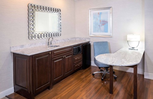 SouthPark Hotel | Hampton Inn & Suites Charlotte/South Park at Phillips Place