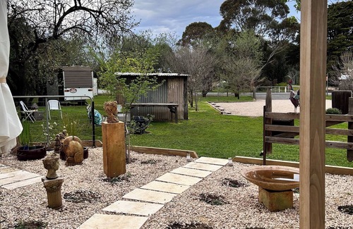 Strathalbyn Apartment | Hamptons style, studio retreat with light continental breakfast included