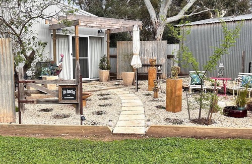 Strathalbyn Apartment | Hamptons style, studio retreat with light continental breakfast included