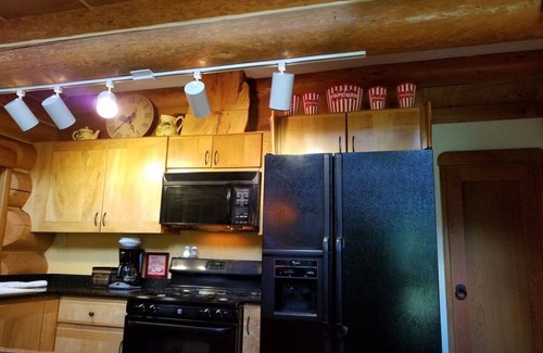 Randle Cabin | Hand-Scribed Log Home Pet-friendly, Hot Tub, AC, WIFI, Seasonal River Access
