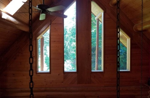 Randle Cabin | Hand-Scribed Log Home Pet-friendly, Hot Tub, AC, WIFI, Seasonal River Access