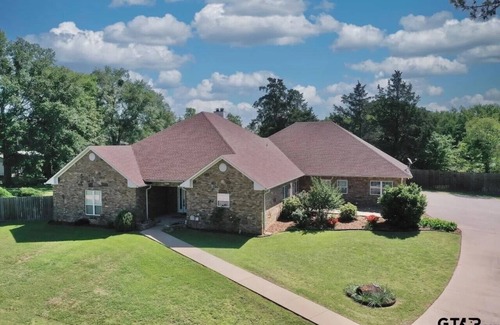 Whitehouse House | Handicap accessible 3-bedroom house with Heated Indoor Pool and WiFi in Troup TX