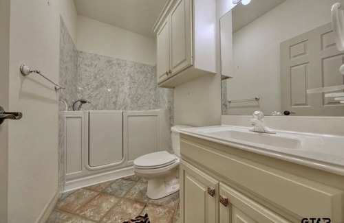 Whitehouse House | Handicap accessible 3-bedroom house with Heated Indoor Pool and WiFi in Troup TX