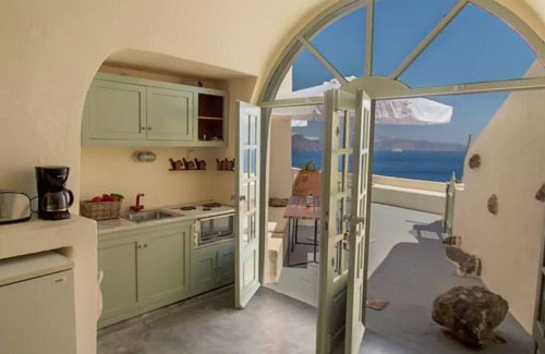 Oia Apartment | Hanging at the top oftheworld1 with sea view and shared balcony