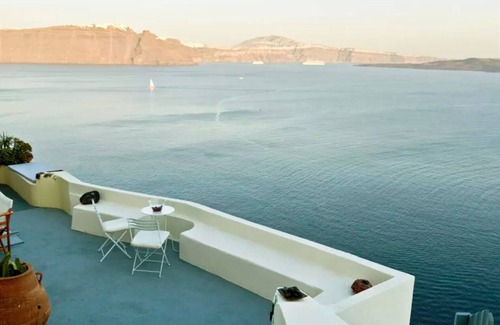 Oia Apartment | Hanging at the top oftheworld1 with sea view and shared balcony