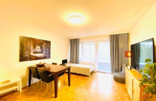 Region Hannover District Apartment | HannoverMesseApartment 2 bedroom, Balcony with garden view