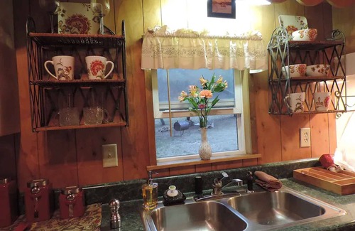 Boerne Cabin | Hansel & Gretel Charming Cabin @ HomeAway Ranch & NoahSanctuary - Pet friendly!