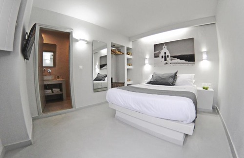 Perissa Apartment | Happy Fish Rooms- BeachFront