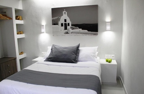 Perissa Apartment | Happy Fish Rooms- BeachFront