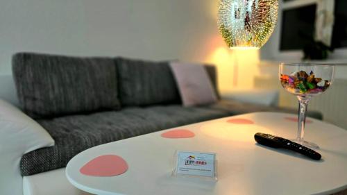 Nidda Apartment | HAPPY HOMES PINK - Up to 4 - Küche - W-LAN - Netflix - Disney - Honig - Badewanne