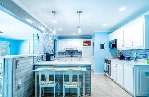 Woodlawn House | Happy OURS 206–Pool-Close to Beach-Sleeps 6