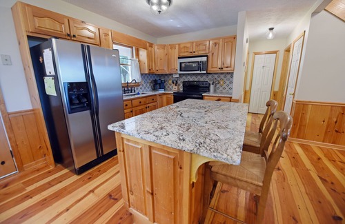 Walnut Mountain Cottage | Happy Place in Walnut Mountain Resort with pool & hiking trails