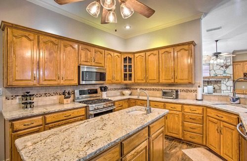 Emory House | Happy Trails Hideout w/New Bunk House & Hot Tub!