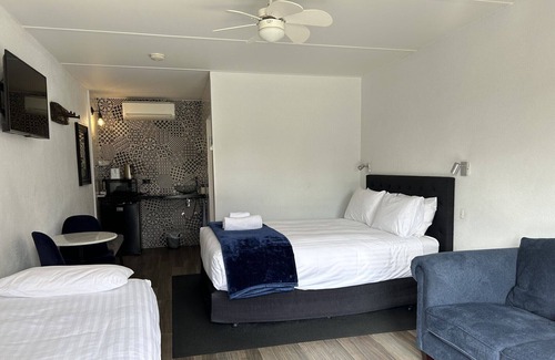 White Hills Hotel | Happy Wanderer Motel