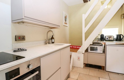 Waterlooville House | HAPTON FOLLY, romantic, character holiday cottage in Hambledon