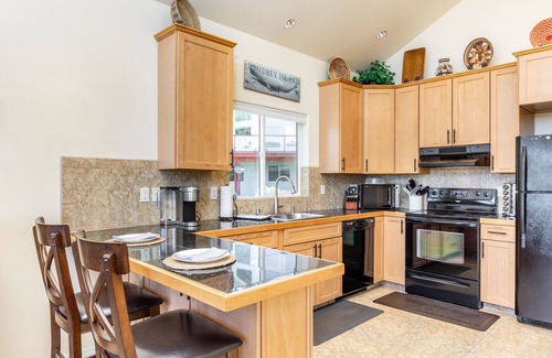 Langley House | Harborview Getaway by AvantStay | Walk to Beach
