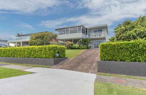 Maraetai House | Harbour View - Maraetai Holiday Home