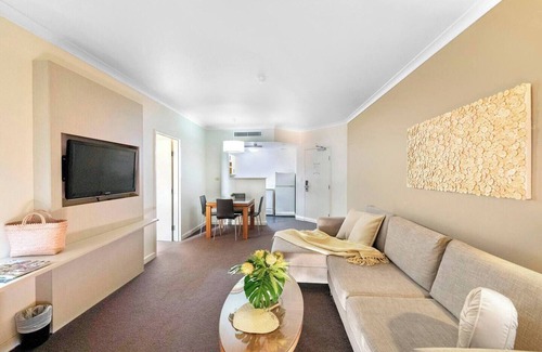 Darwin City Centre Apartment | Harbourfront Darwin Escape with Sea Views and Pool