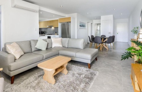 Sandstone Point House | Harbourside Retreat