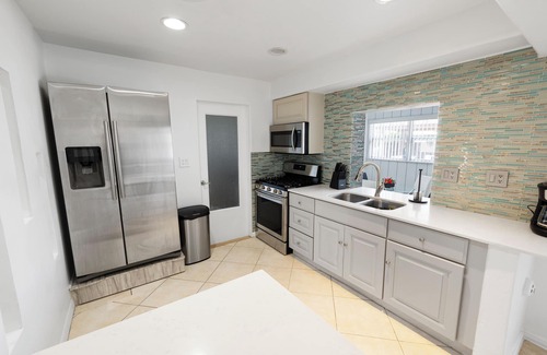 Sunrise House | Hard Rock Tropical Vacation Near beaches and airport. All Ages Welcome Sleeps 10